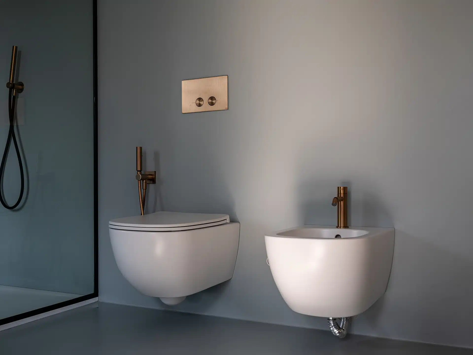 Wc moderno e bidet elegante di colore bianco in offerta per Modena e Reggio Emilia