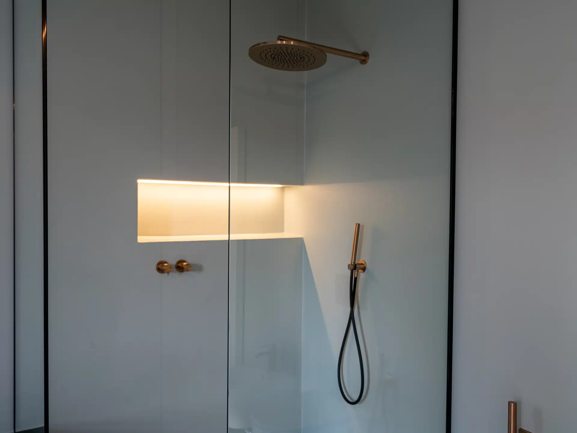 Bagno di lusso con rifiniture moderne